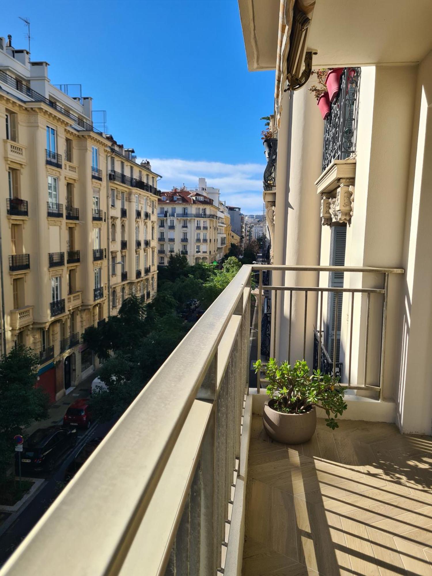 Sun, Style And Comfort - 2br In Center With Terrace & Garage Apartment *